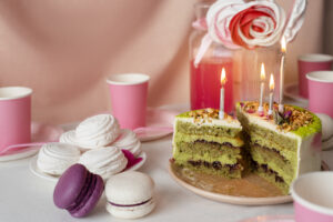 table-arrangement-birthday-event-with-cake-candles